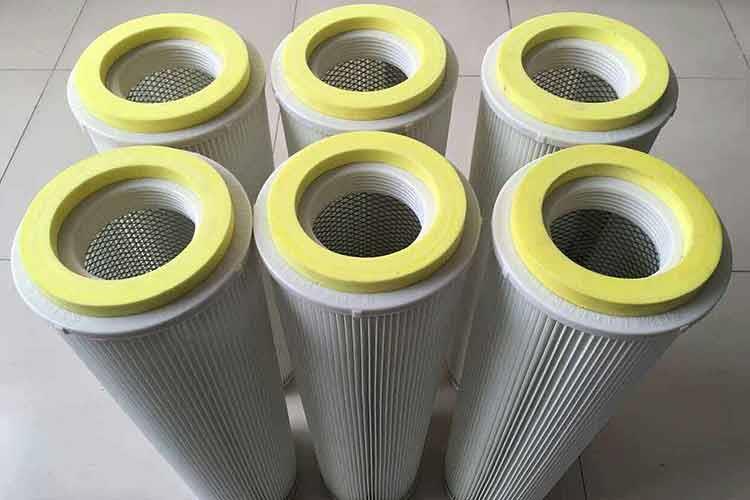 钻井机乐动(中国)在正常操作下，含尘空气经顶部入口进入HR型除尘器，然后向下经导流板分散后通过滤芯