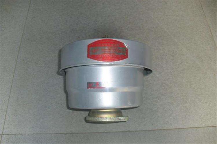 有人在保养柴油机乐动在线注册时，拆开滤清器后，发现其内部和滤芯特别洁净没有一点杂质和水分，即以为运用的柴油非常洁净