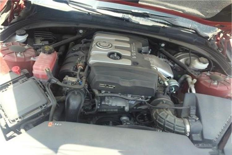 打开发动机舱盖，将乐动在线注册盒盖朝前掀起，取出空气滤芯，轻轻拍打滤芯端面