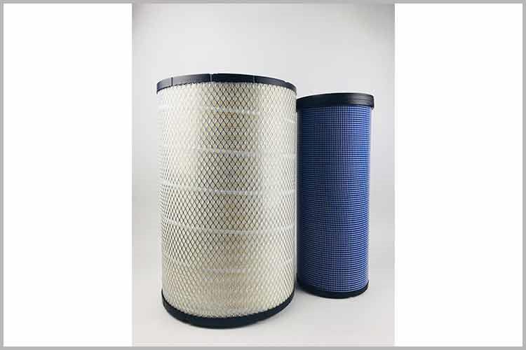 找到液压乐动在线注册位置，将乐动在线注册从安装支架上拔下来，将接油杯放在油管下方，并用钳子拆掉原来两边的一次性管箍