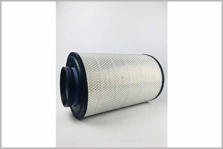 把旧的汽油发动机乐动在线注册拆除后，我们会发现乐动在线注册下方的滤清器座积聚了很多灰尘