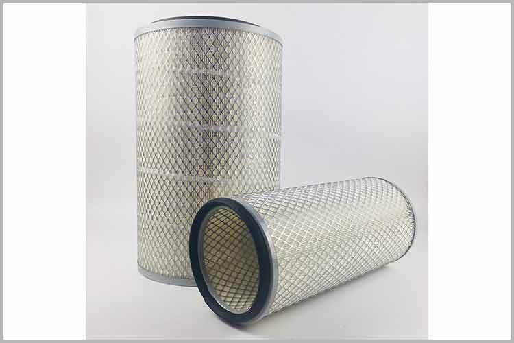 在安装新客车乐动在线注册之前，需要对空滤盒底部进行彻底的清理，把空滤下面的尘土清除干净