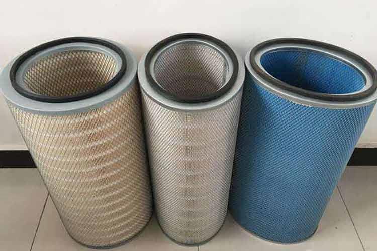 过滤室及乐动(中国)检查在滤筒除尘器运行过程中，在线清灰系统的持续运作会及时清理掉滤筒表面附着的灰尘以保障除尘器的过滤效果